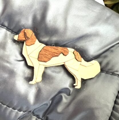 Holzbrosche BeWooden Kooikerhondje im Profil – Bild 5